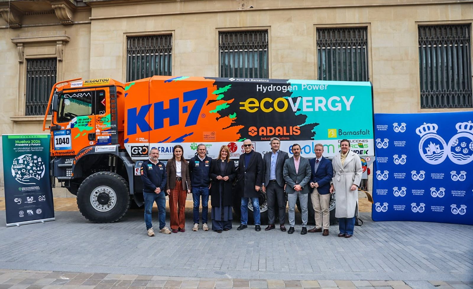 Foto de familia con el camión ganador en la categoría Mission1000 del Rally Dakar.
