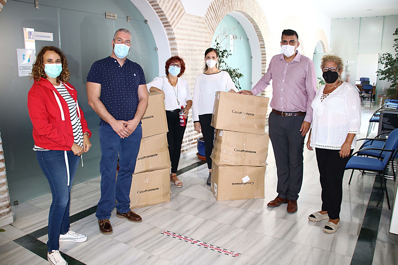 Entrega del material escolar en La Carlota.