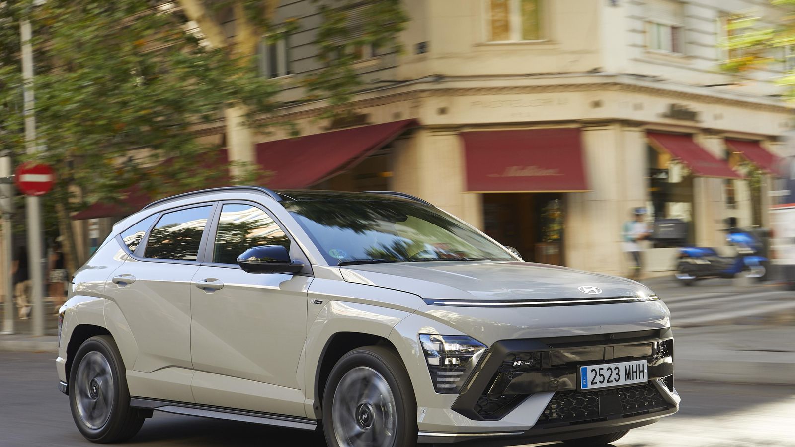 El Kona ha sido el modelo ganador de la 52 edición del premio Mejor Coche del Año, un modelo que en esta generación ha dado un salto cualitativo en el segmento SUV B con lo último en tecnología y abundantes sistemas de propulsión.