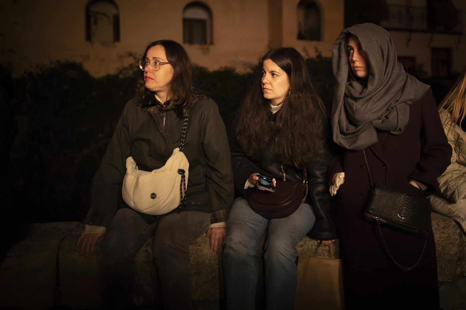 Silencio y oscuridad: las mejores fotos de la procesión del Cristo de la Misericordia de Granada