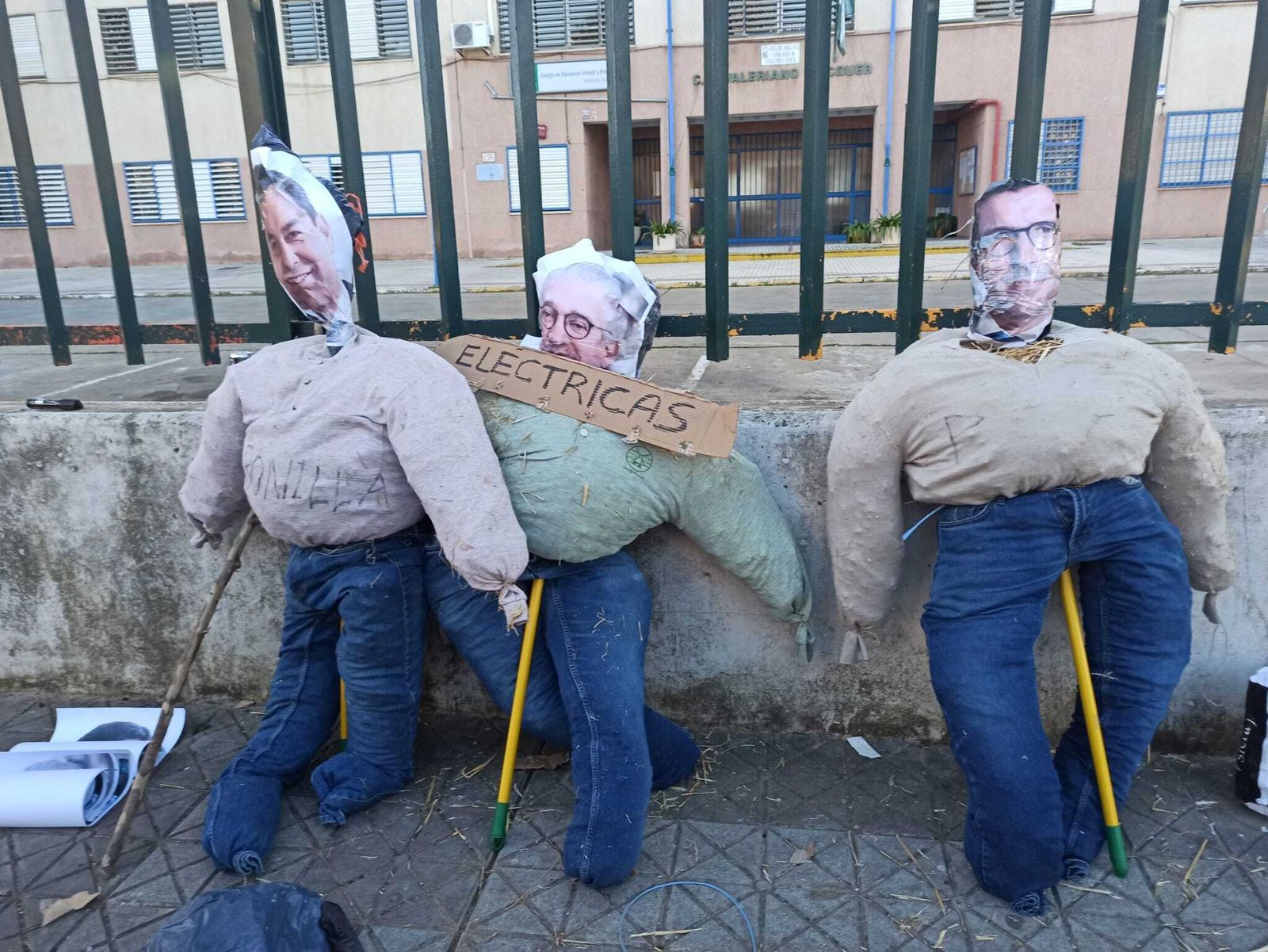 Acceso al centro cívico, donde los vecinos se han encerrado.