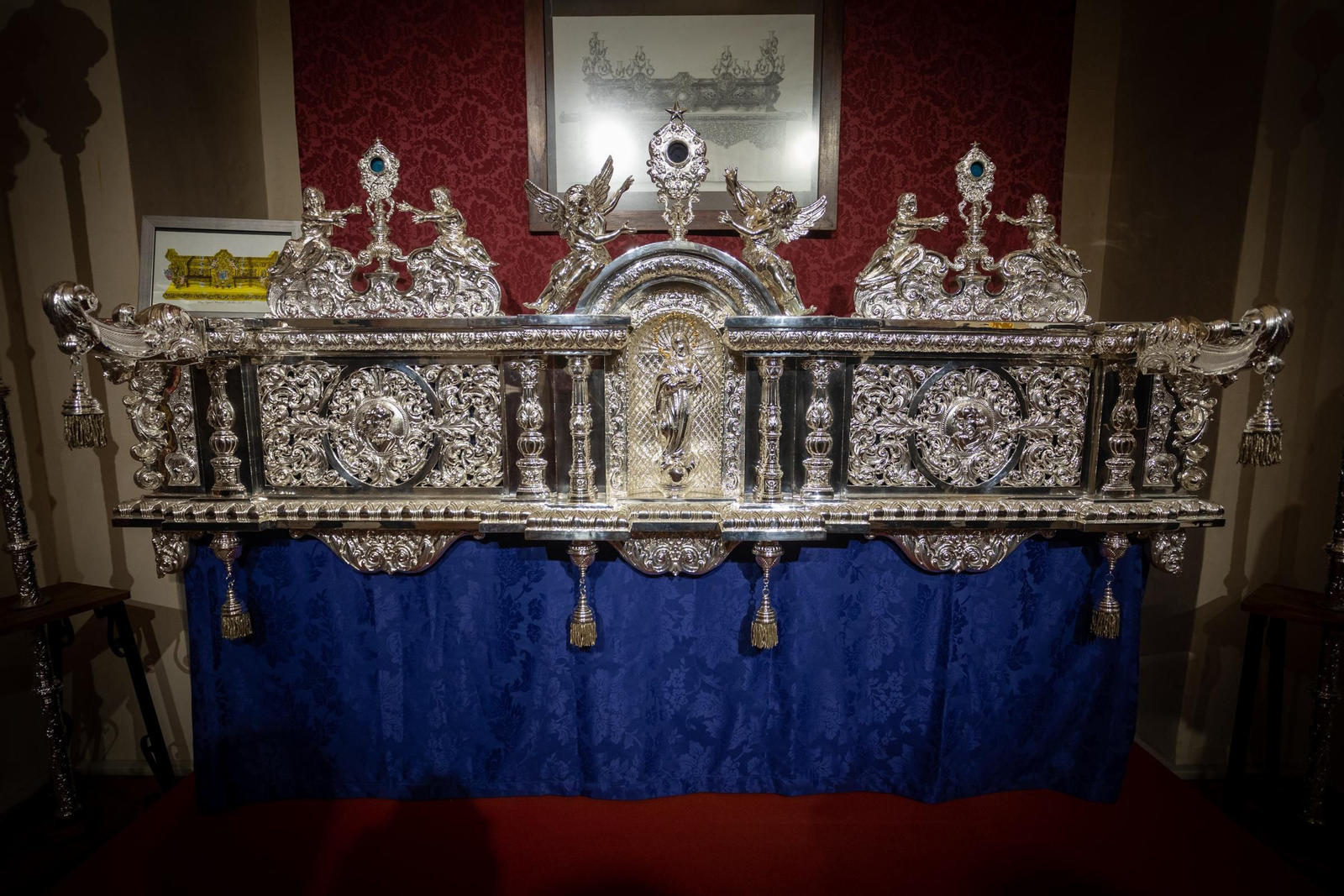 Las imágenes de la exposición Opera Nova, estrenos de las hermandades de San Fernando