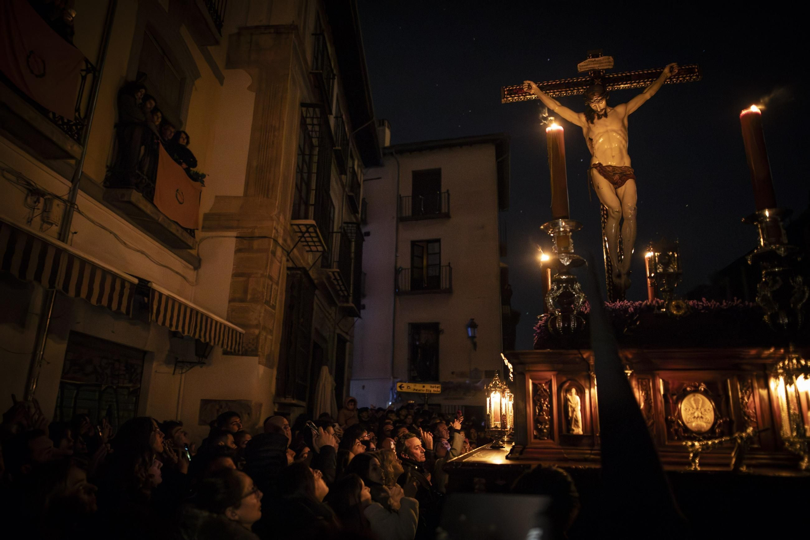 Silencio y oscuridad: las mejores fotos de la procesión del Cristo de la Misericordia de Granada