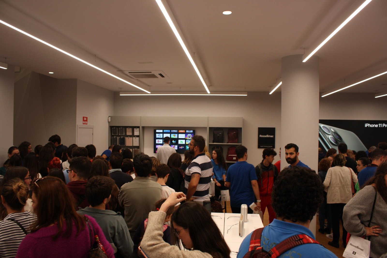 Un gran número de personas acudió a la llama de la nueva tienda Apple.