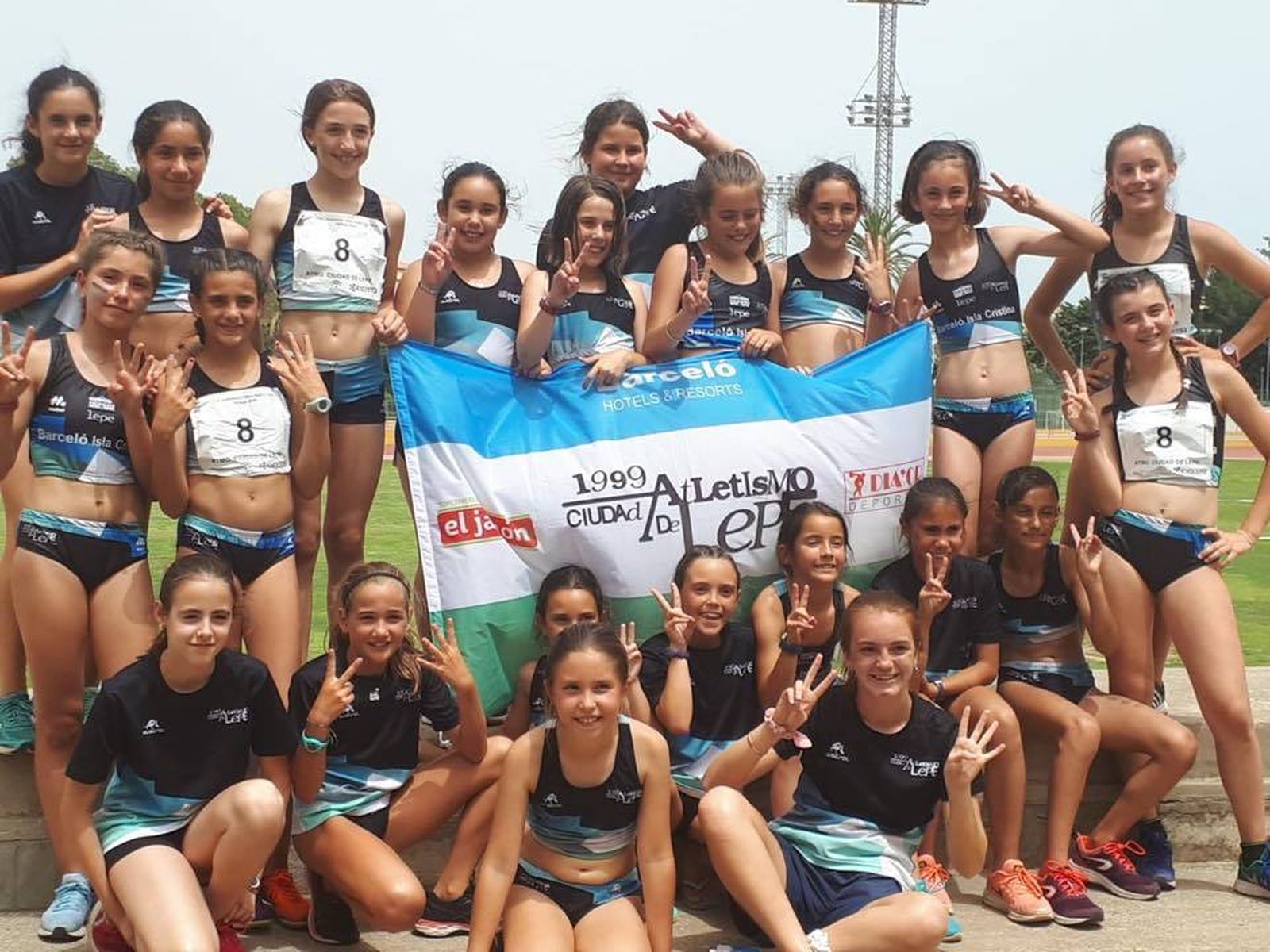 Las féminas sub-12 y sub-14 del club lepero posan en tierras malagueñas.