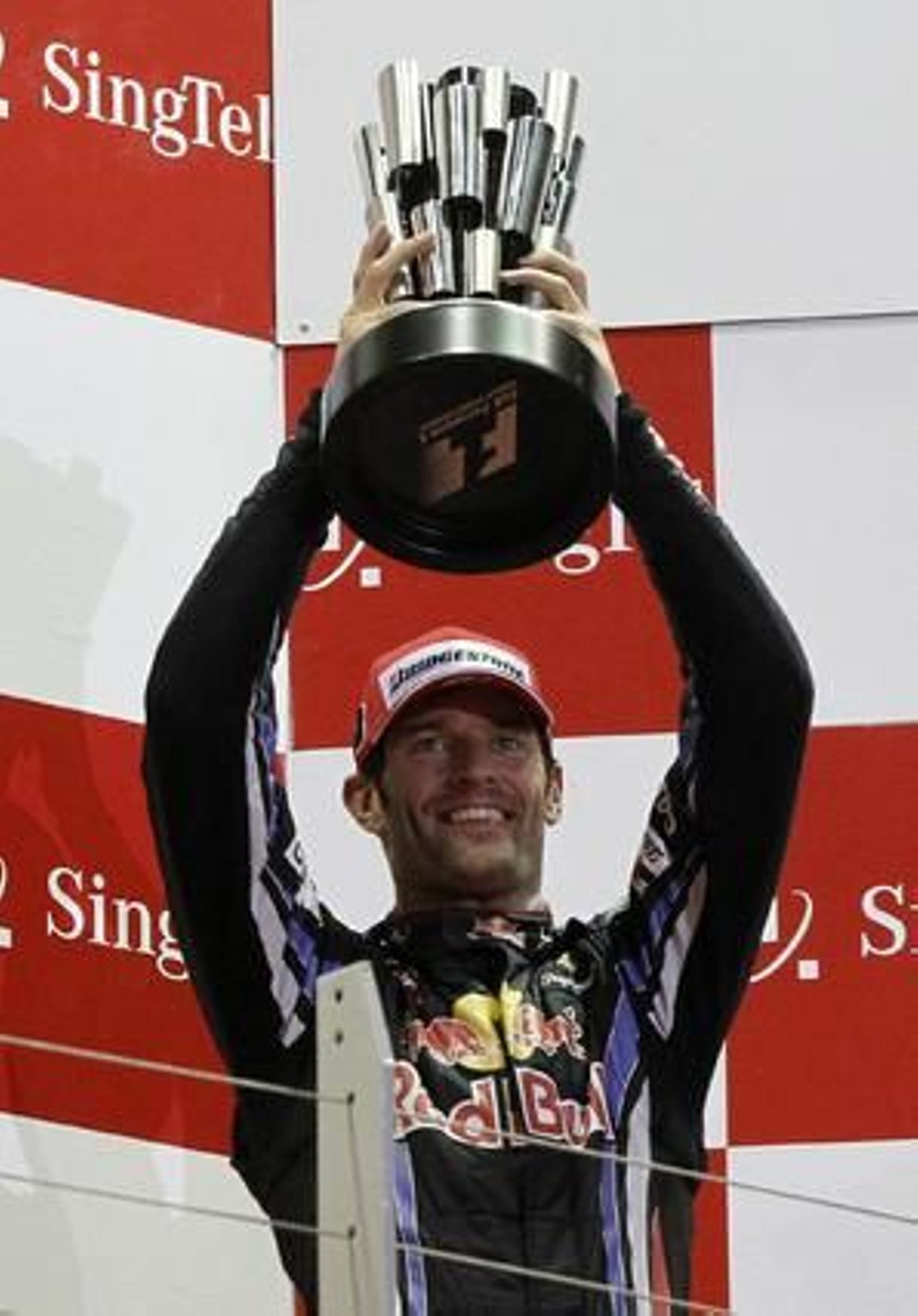 Fernando Alonso se acerca al liderato del Mundial tras ganar el Gran Premio de Singapur. / Reuters