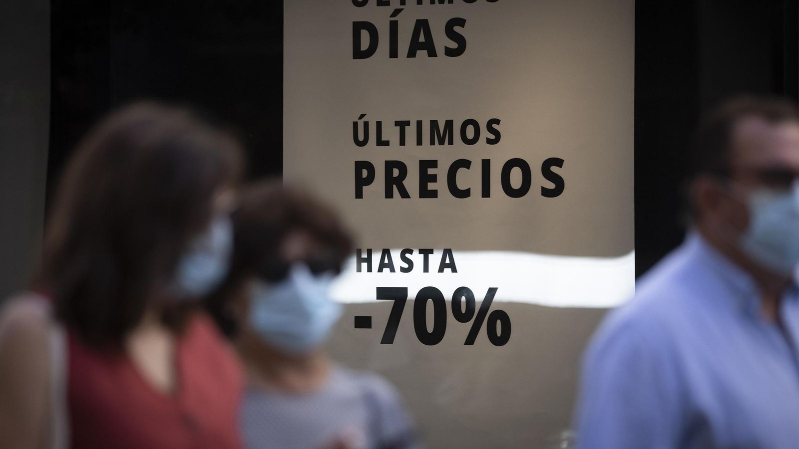 Últimos días de descuentos veraniegos en las calles comerciales de Sevilla.