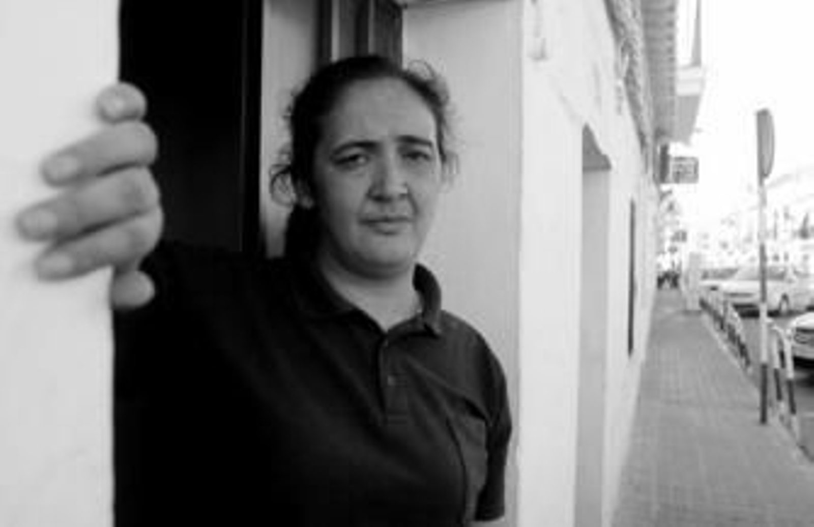 Catalina del Valle, en la puerta de su casa de Cartaya. La Policía investigó si sus hijas eran las niñas con las que una vecina creyó ver a Mari Luz.