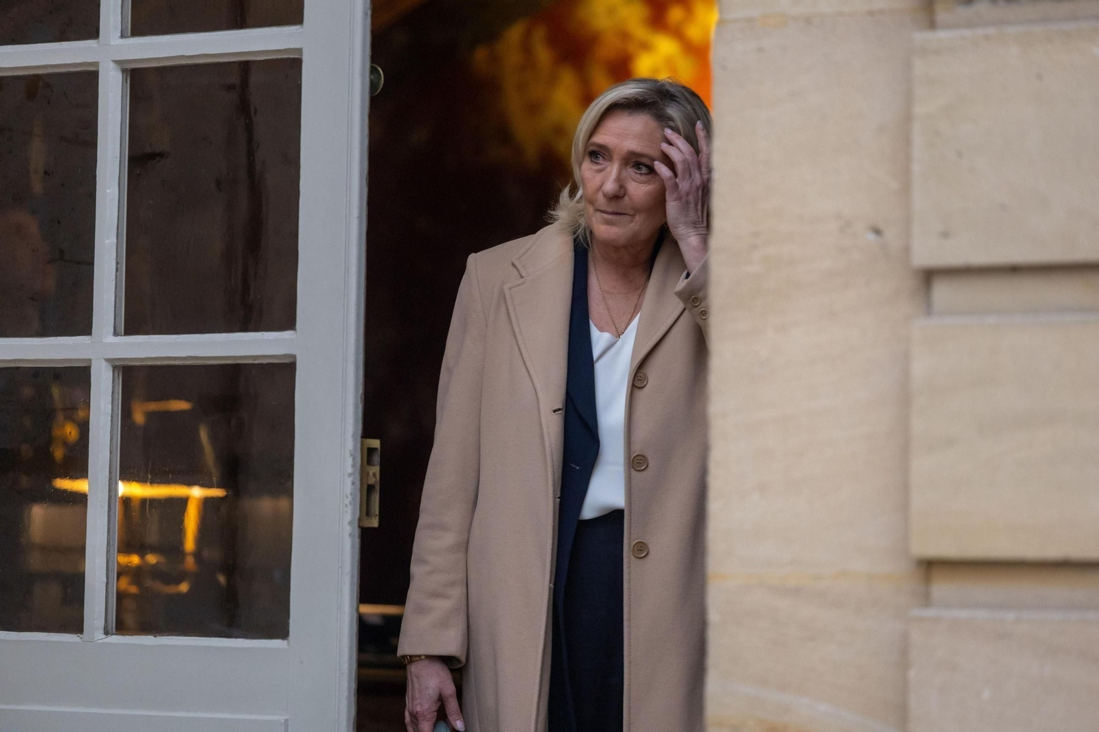 La líder ultraderechista, Marine Le Pen, se marcha tras reunirse con el primer ministro francés, Michel Barnier.