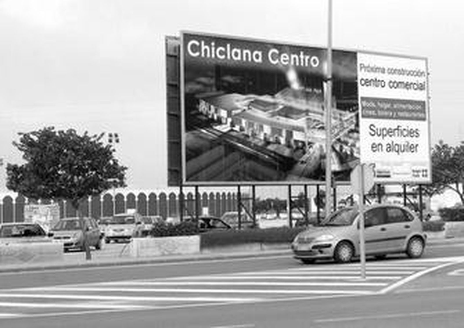 Vallas anunciando el recinto comercial 'Chiclana Centro' en los terrenos de La Longuera.