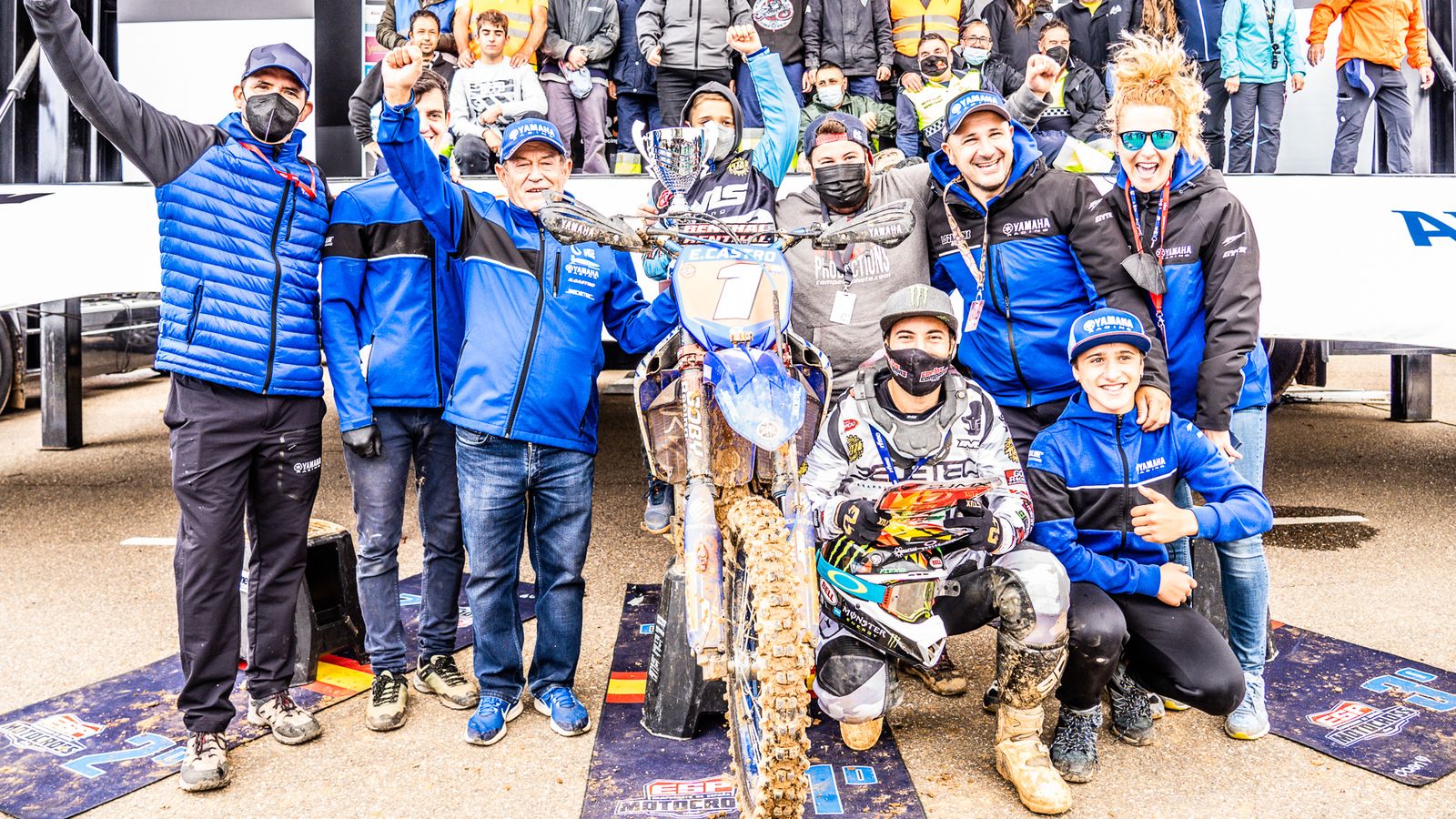 El Team Yamaha E. Castro al completo, celebrando el triunfo de Campano que, el año que viene, podrá llevar el número uno en su moto.