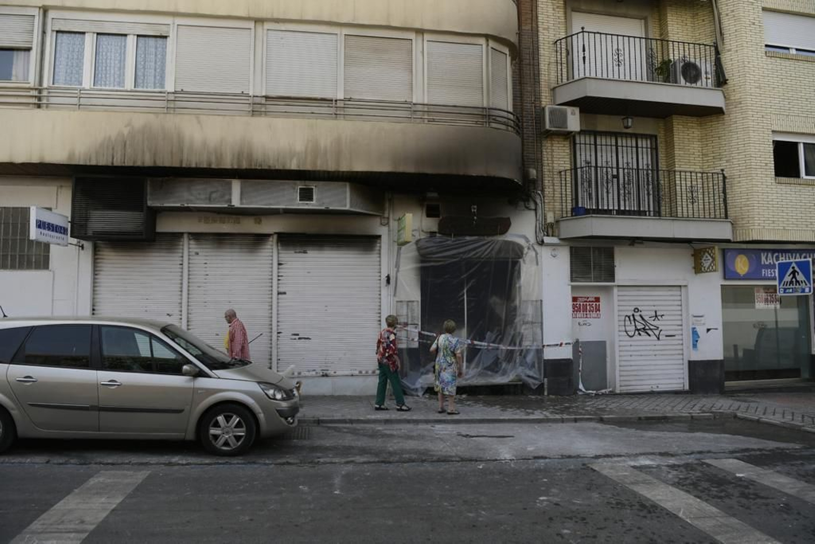 Varios vecinos miran las consecuencias de la explosión