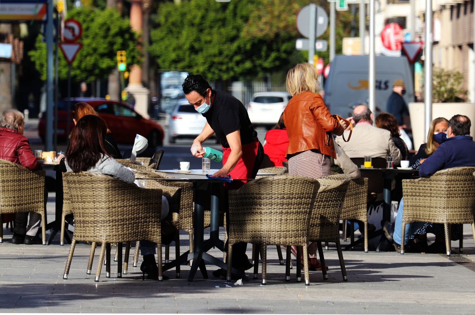 Un camarero trabaja en una terraza