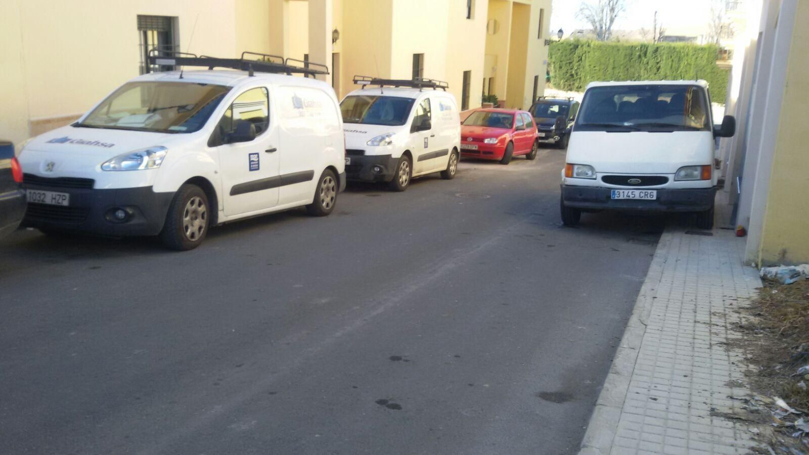 Vehículos de Giahsa desplazados hasta Escacena para proceder al corte del agua.