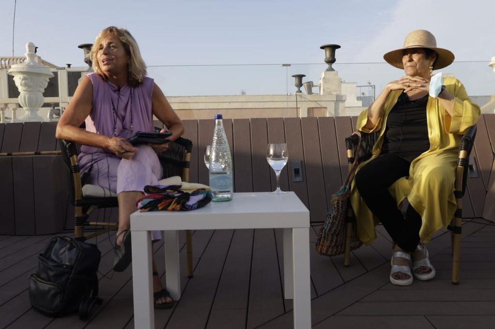La escritora Almudena Grandes, con la profesora de literatura Cristina Ruiz, durante su participación en el  ciclo de ‘Reencuentros con las Letras’, en la Fundación Cajasol.