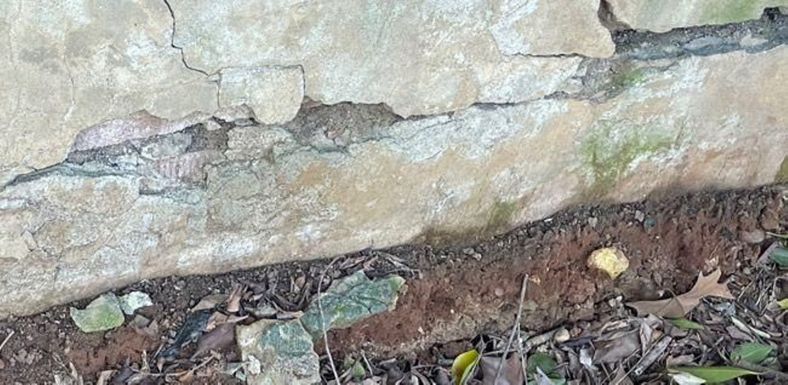 Las grietas del cerramiento de los Jardines del Prado en Diego de Riaño