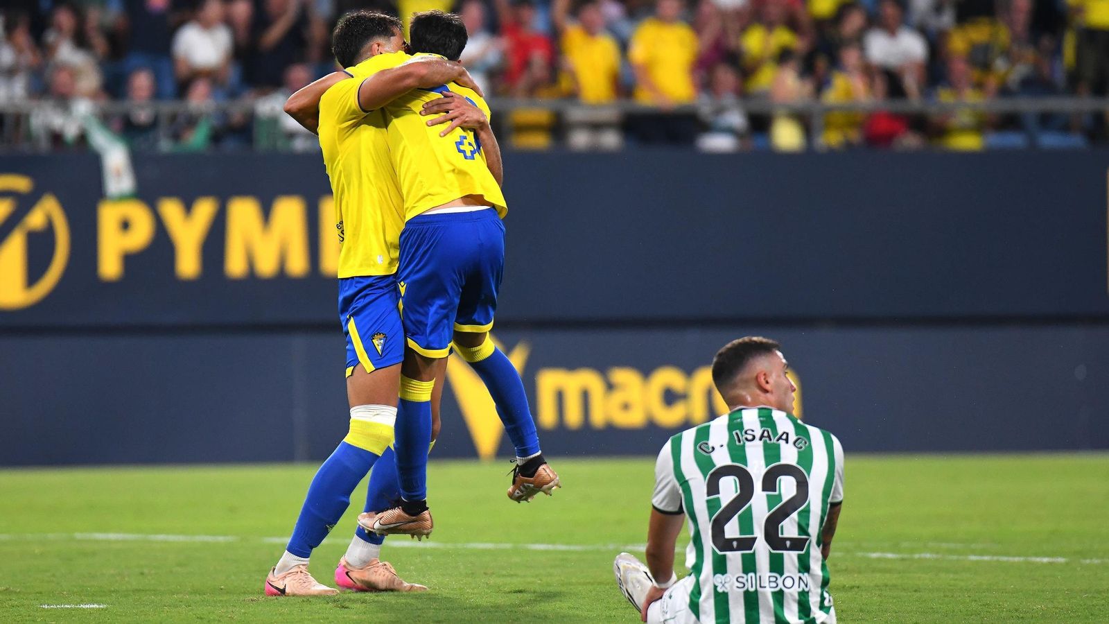 Carlos Isaac lamenta en el suelo el gol del Cádiz ante el Córdoba CF.