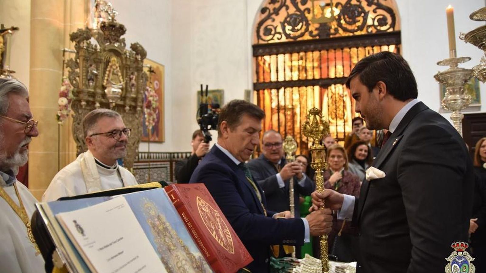 Niebla toma la vara dorada y cumple con el relevo del mandato