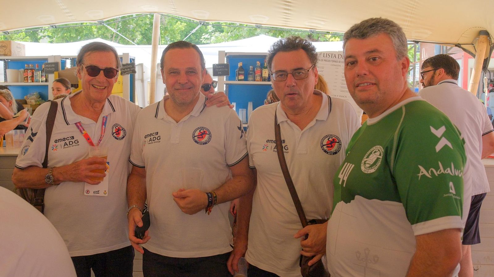 Jugadores y entrenadores disfrutando del evento juntos Jugadores y entrenadores disfrutando del evento juntos
