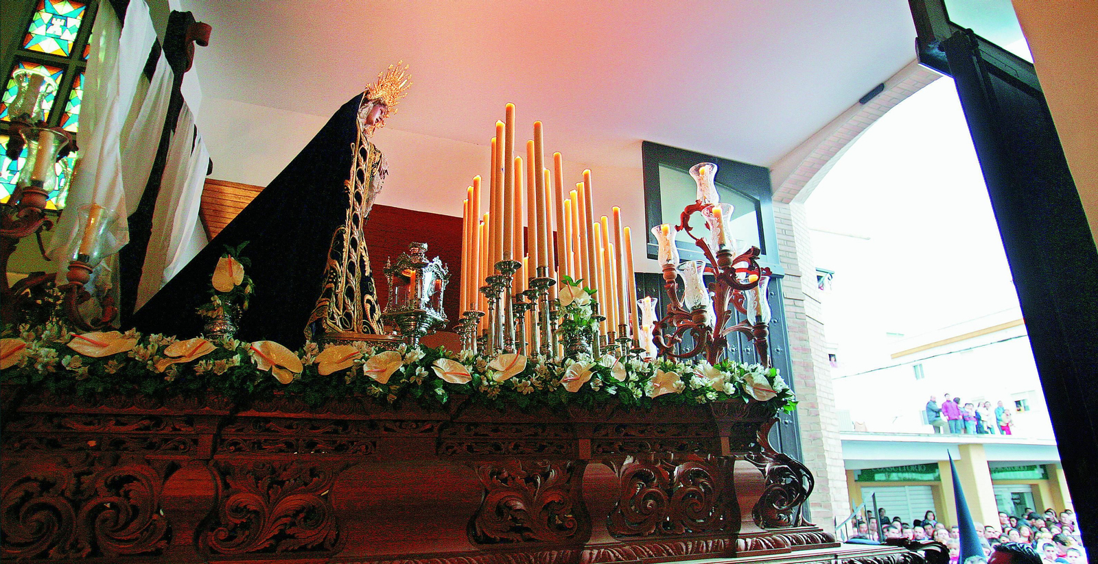 La Virgen del Consuelo saliendo de su anterior capilla en el barrio del Pelirón.