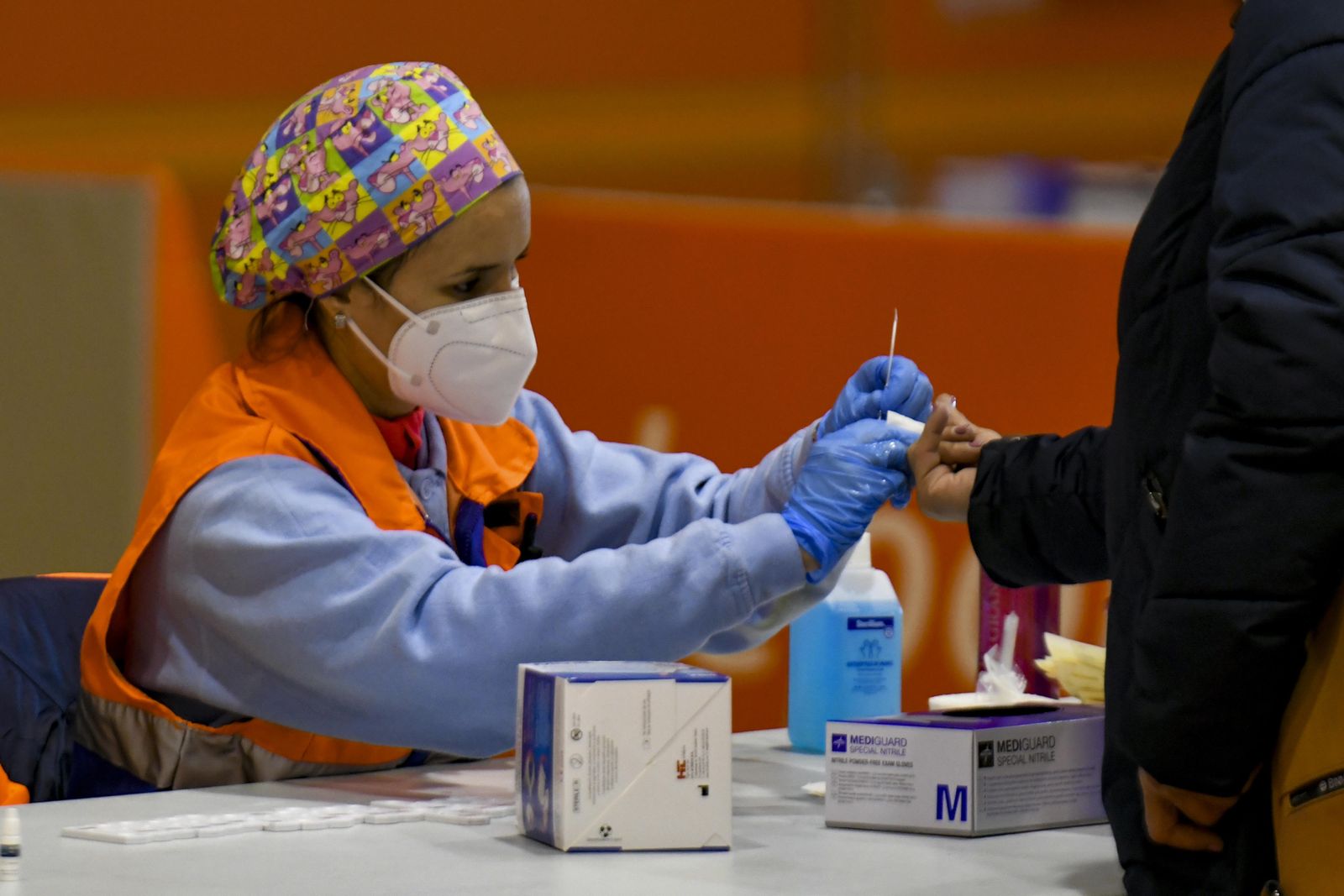 Una enfermera realizando un cribado