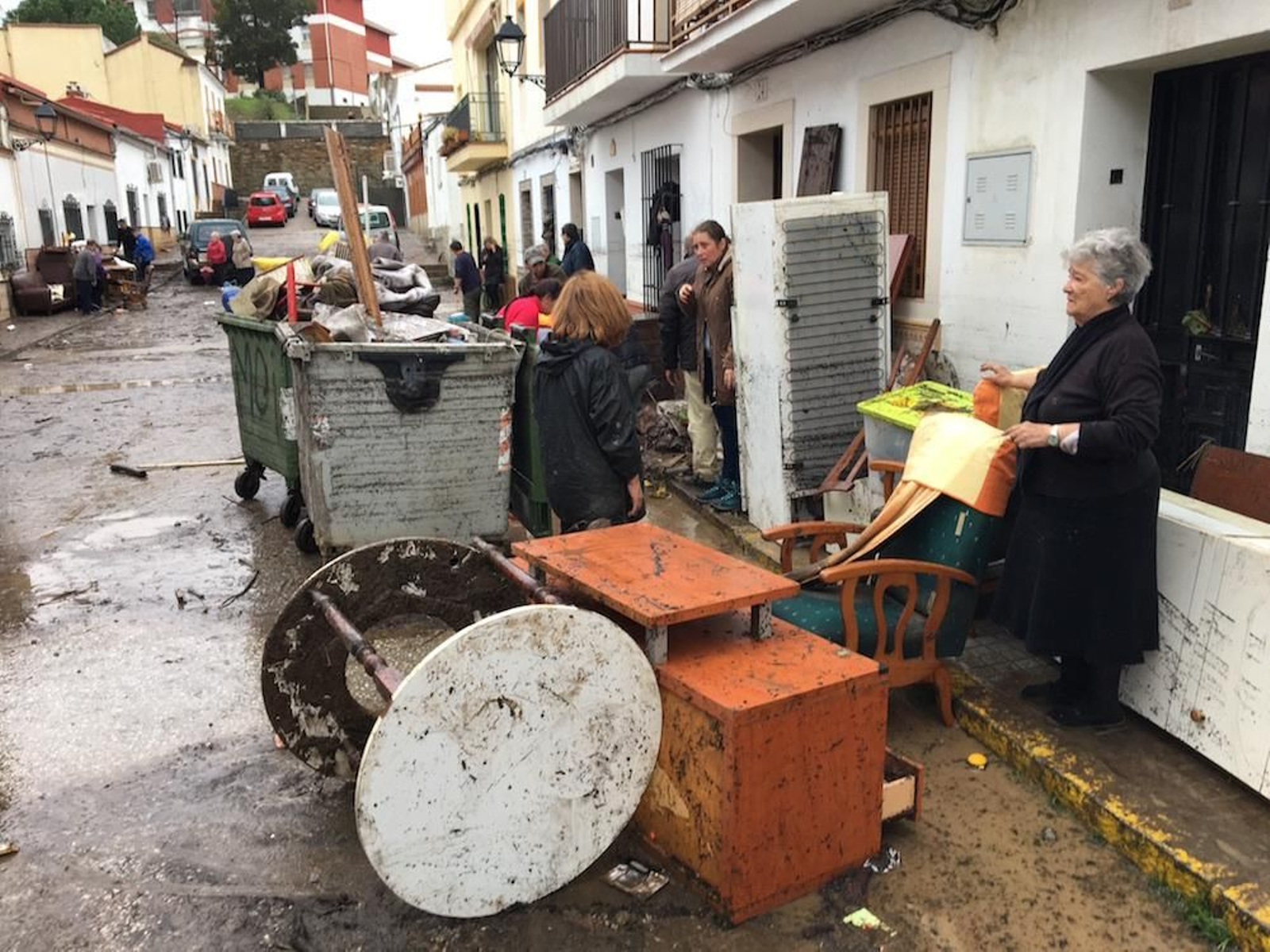 Enseres en la calle de una vivienda afectada por la riada.