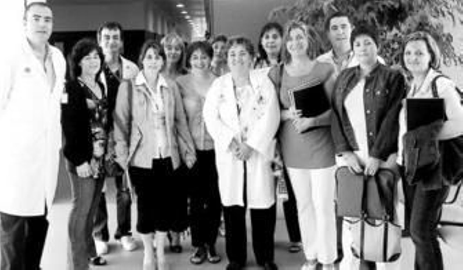 El grupo de Baleares junto a enfermeros de Torrecárdenas.