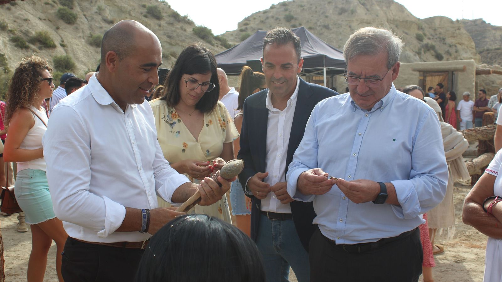 Representantes institucionales, en la inauguración de las casas argáricas de este viernes.