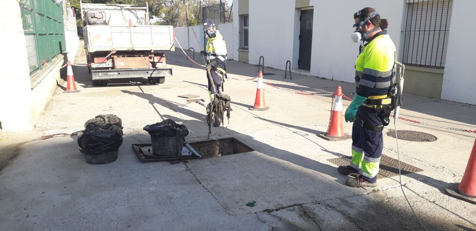 Trabajadores de Chiclana Natural en el momento de retirar toallitas.