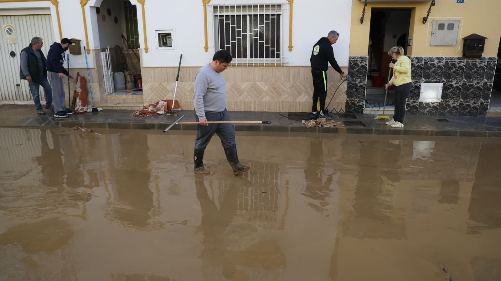 Vecinos de Cártama limpian tras las inundaciones