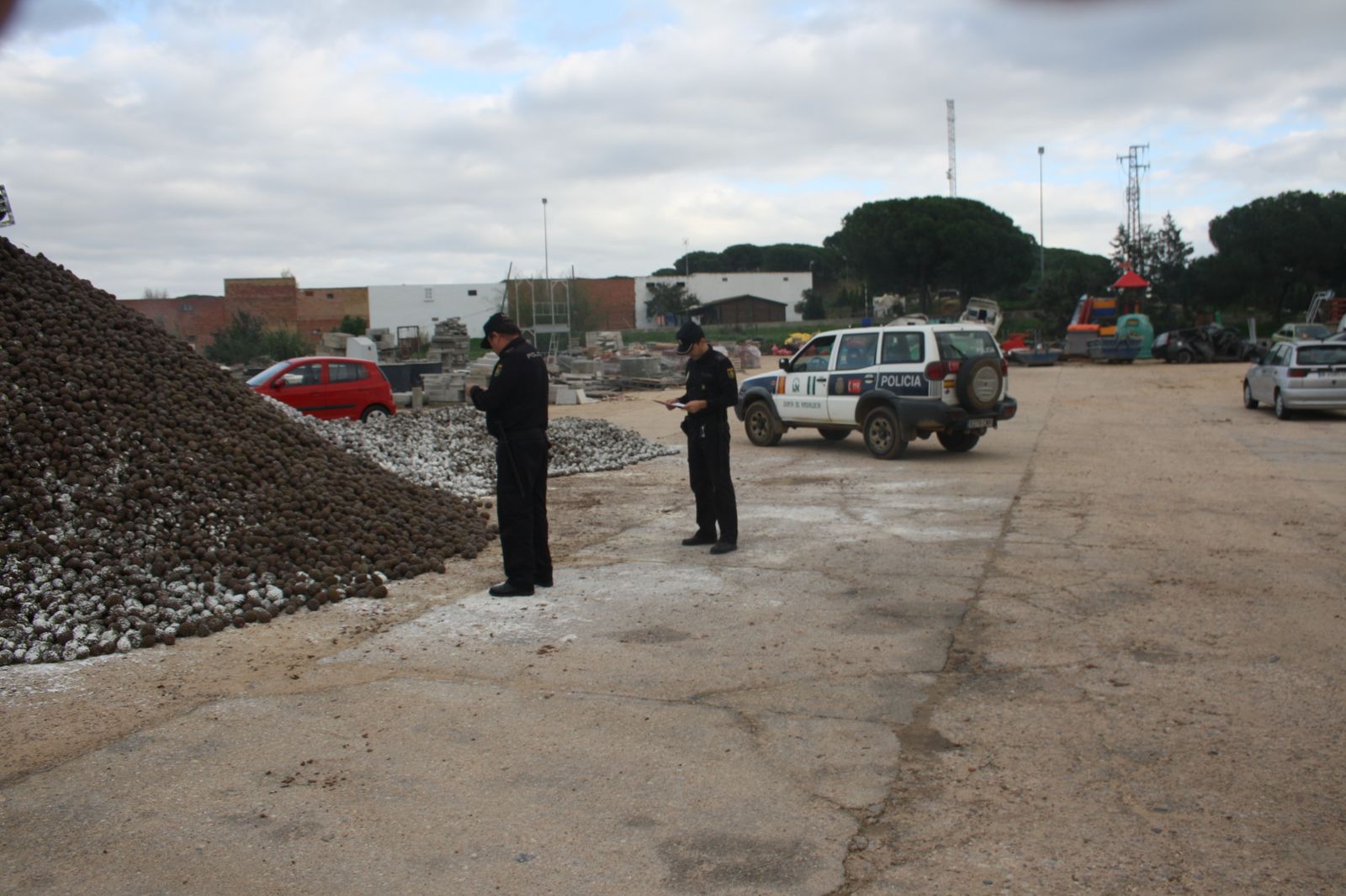 Los agentes, ante las montañas de piñas intervenidas.