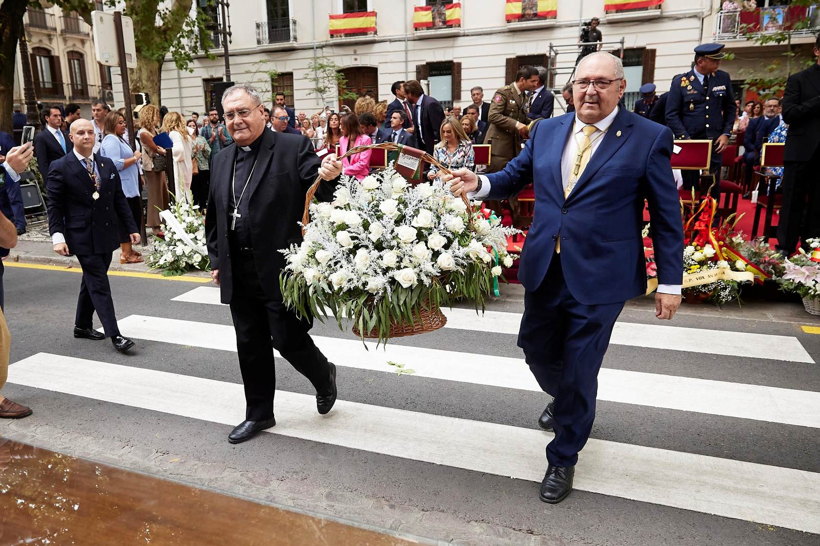 Granada se vuelca con la ofrenda floral en la Basílica de la Virgen de las Angustias