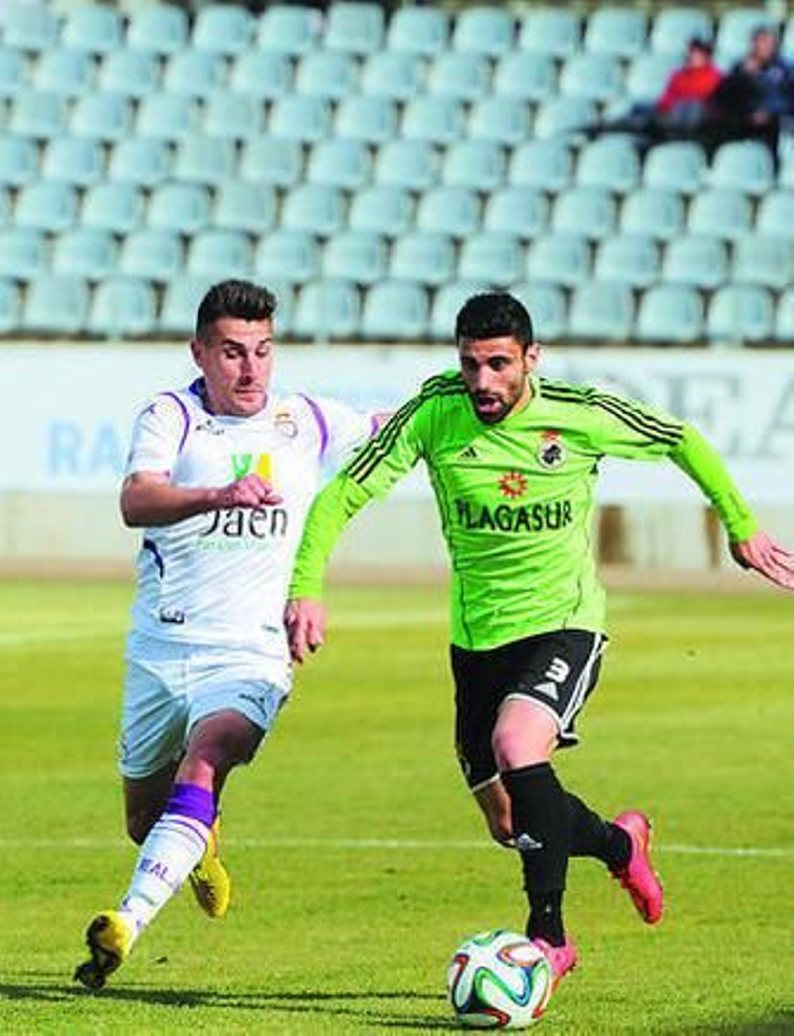 Javi Gallardo avanza con el esférico, perseguido por Brian, del Real Jaén.