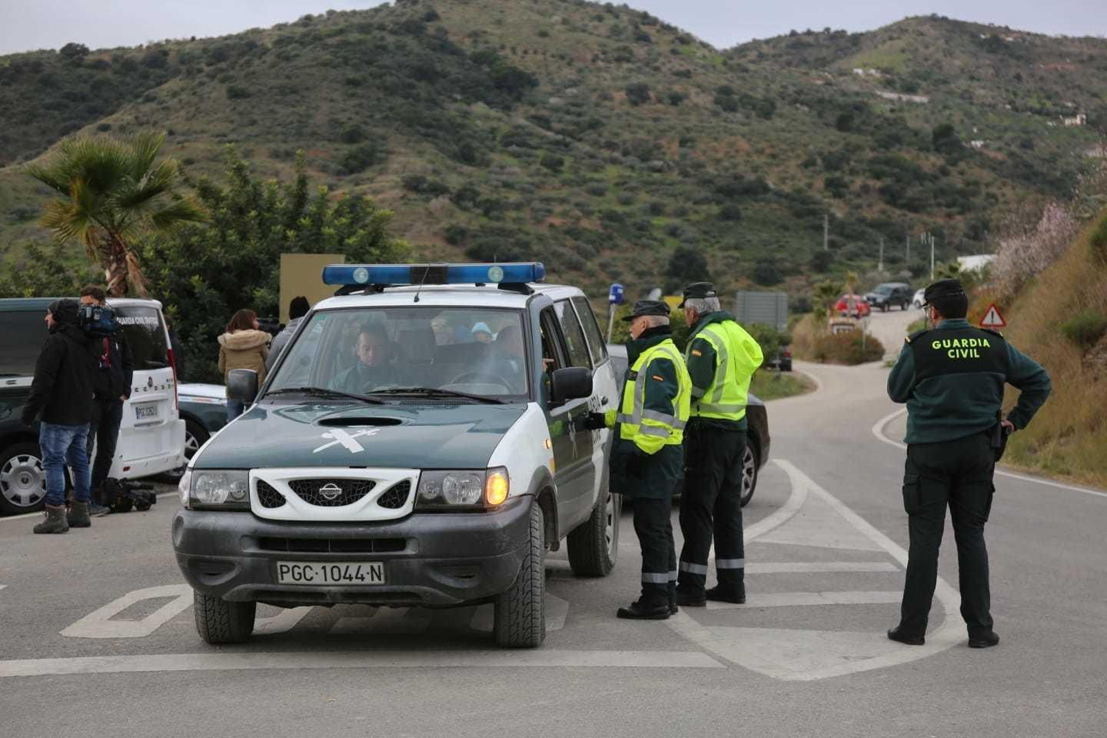 Un coche de la Guardia Civil llega a Totalán este miércoles.