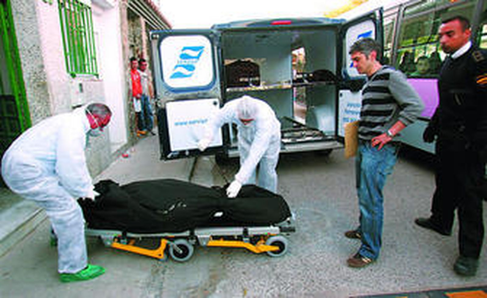 Traslado del cadáver de la finada en San Telmo el pasado jueves.