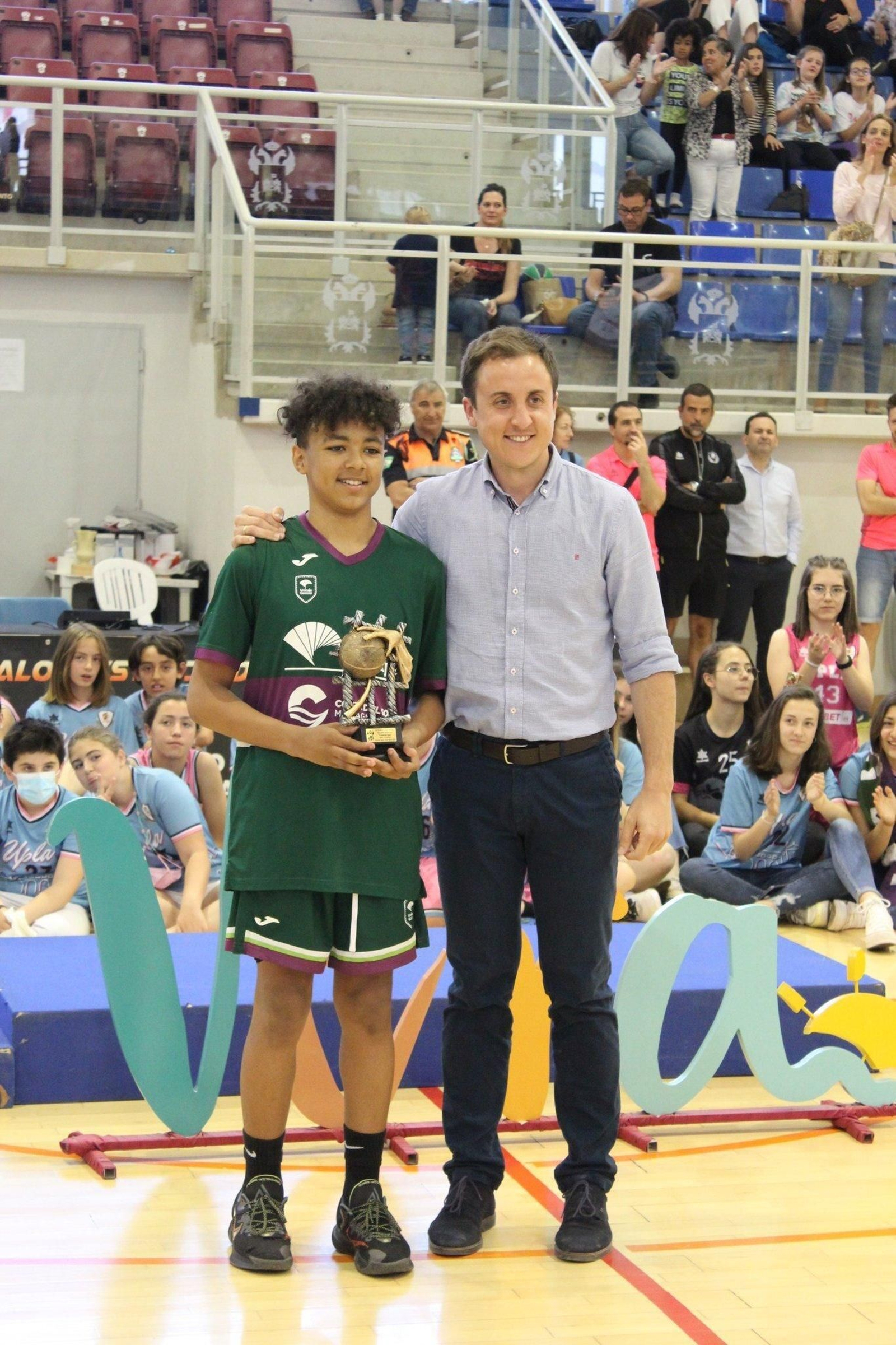 Aaron Ona Embo recibe el MVP del torneo.
