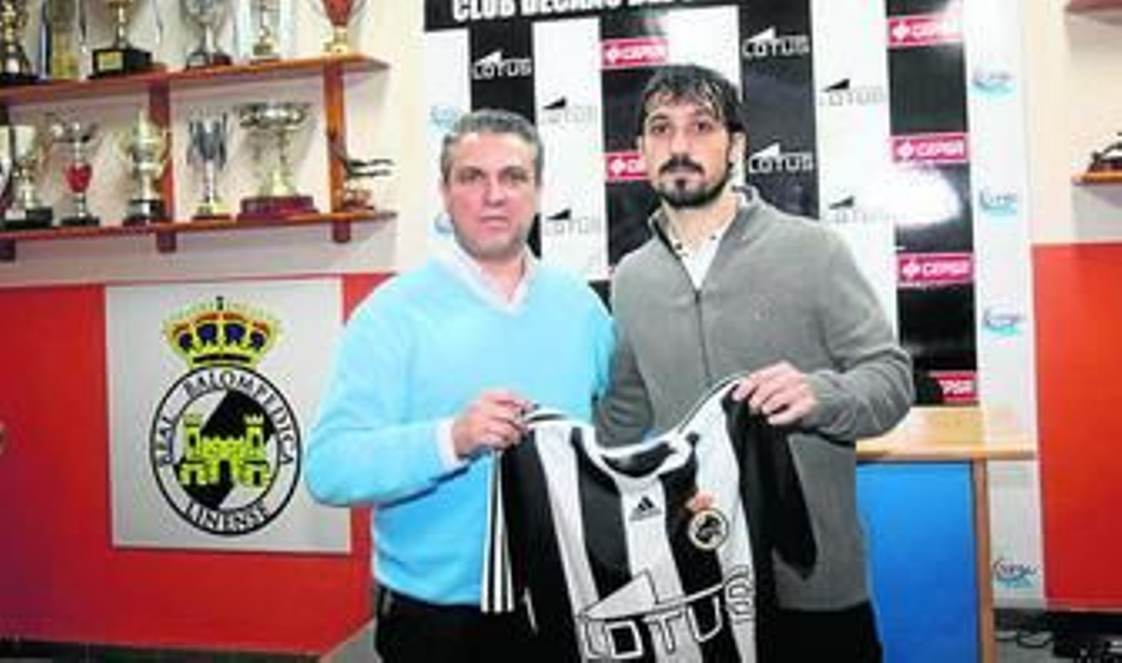 Ramiro posa junto al vicepresidente balono, Javier Blaguietto.