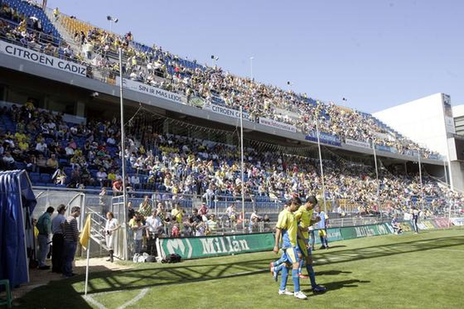 Los cadistas saltan al campo para comenzar el segundo tiempo. 

Foto: Jesus Marin