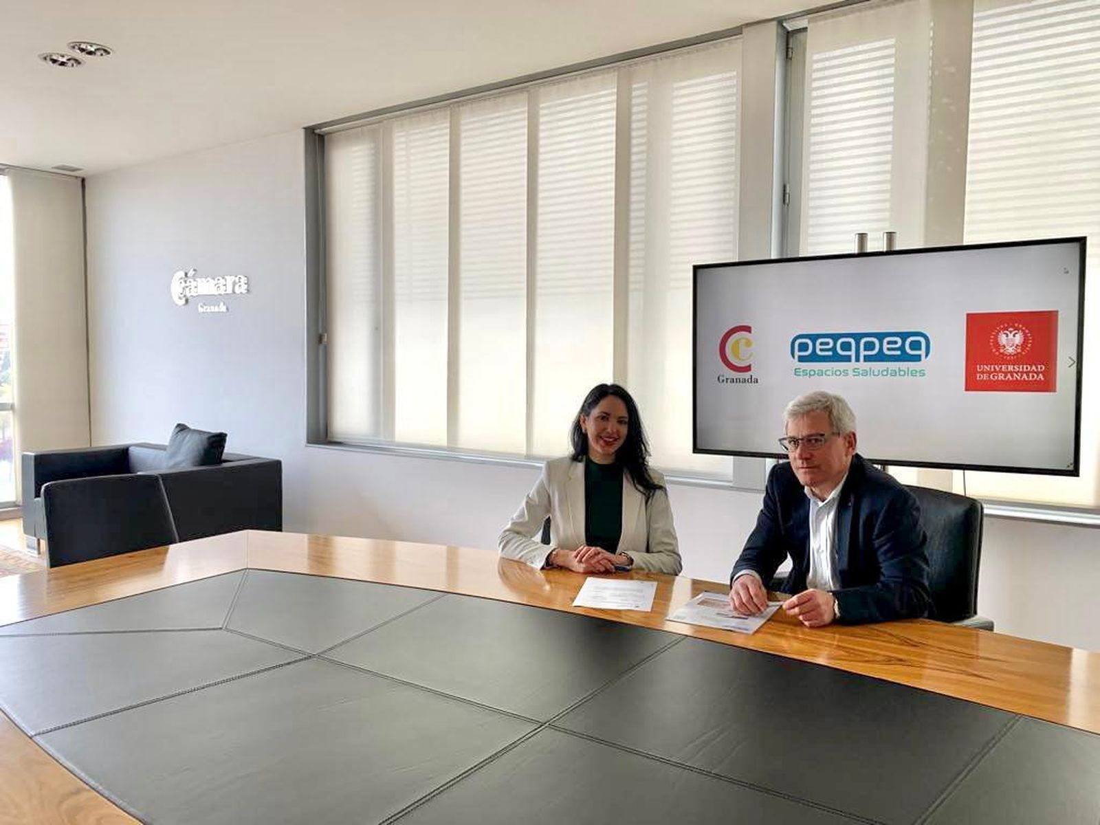 La firma del acuerdo entre Peqpeq y la UGR.