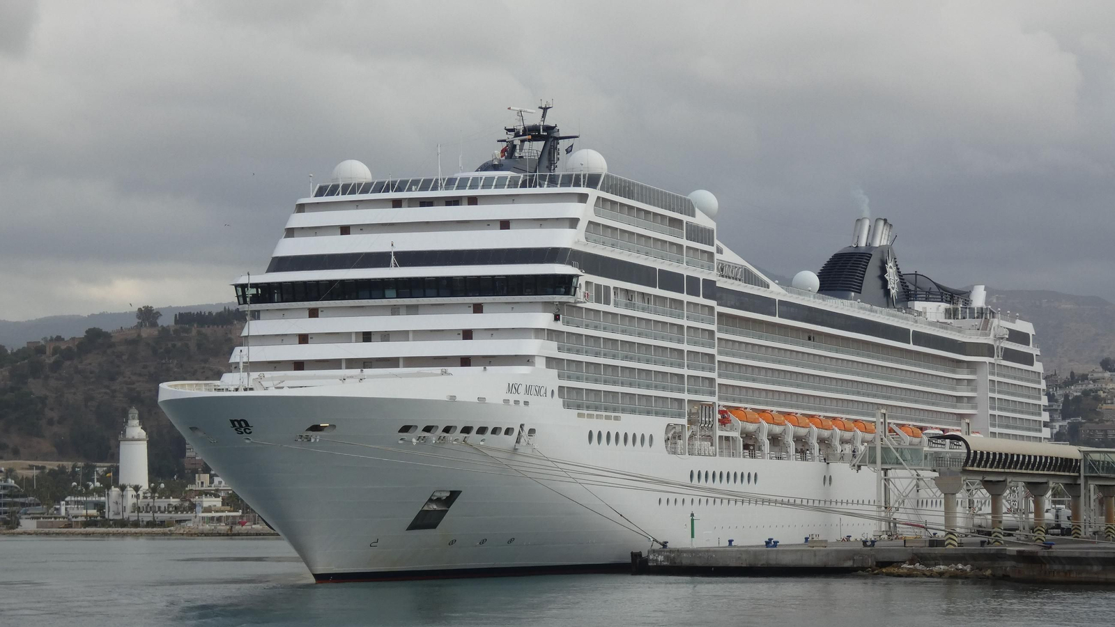 El 'MSC Musica' en uno de sus atraques malagueños de 2025.