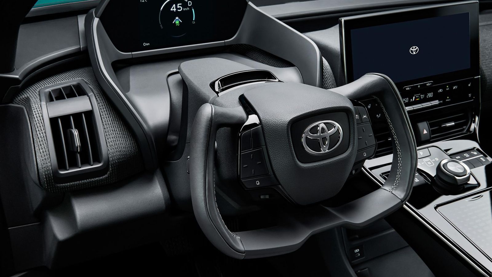 Utilizar un volante así, que no sea redondo, es posible gracias a la dirección by wire y que puede permitir girar entre topes con sólo 150º.