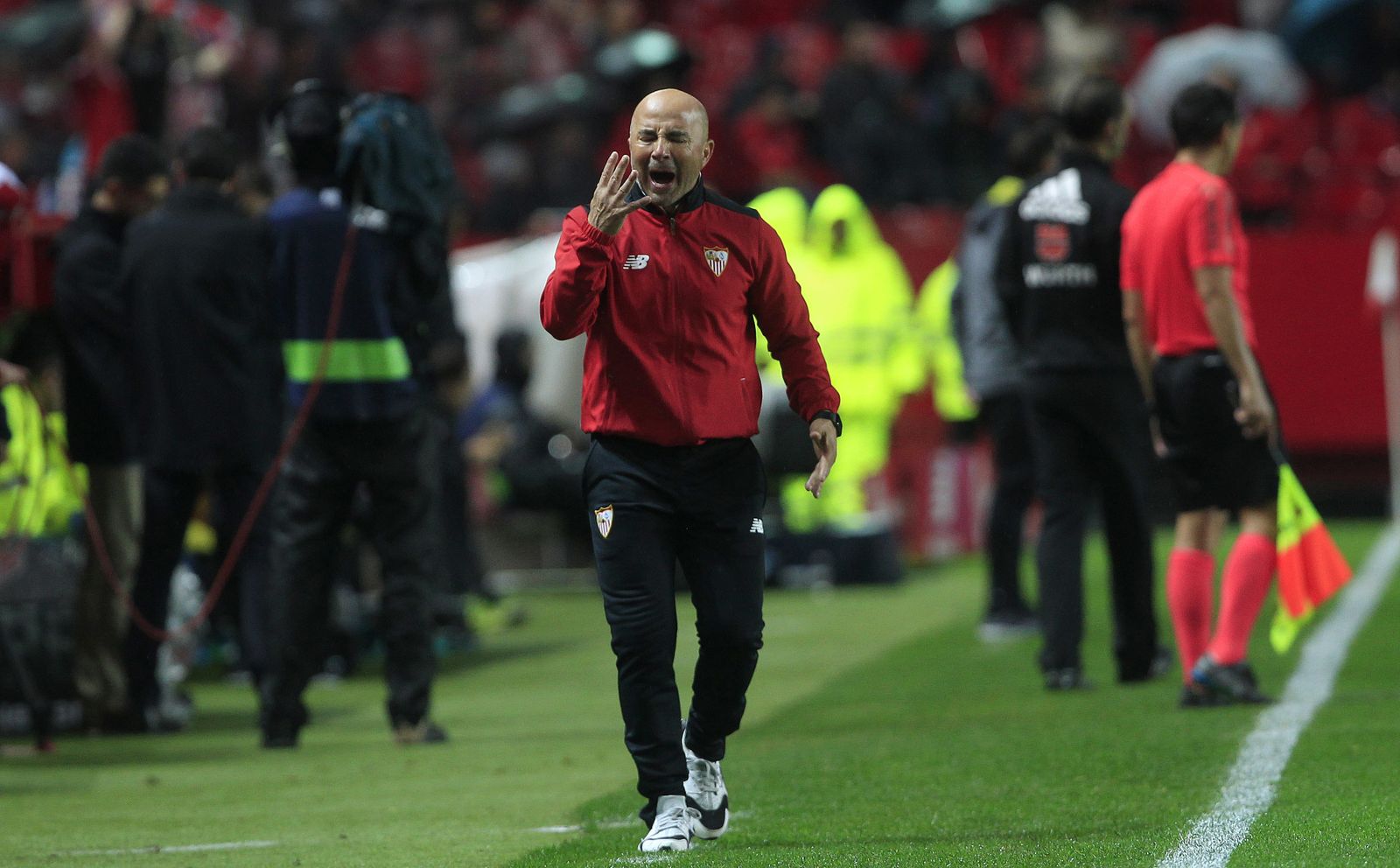Sampaoli gesticula en su área técnica.