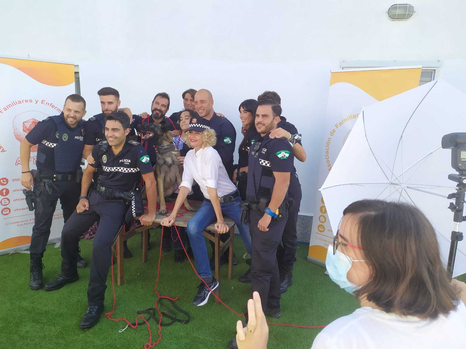Esther Arroyo y la Policía Local de San Fernando, en la sesión de fotos del calendario de Afede.