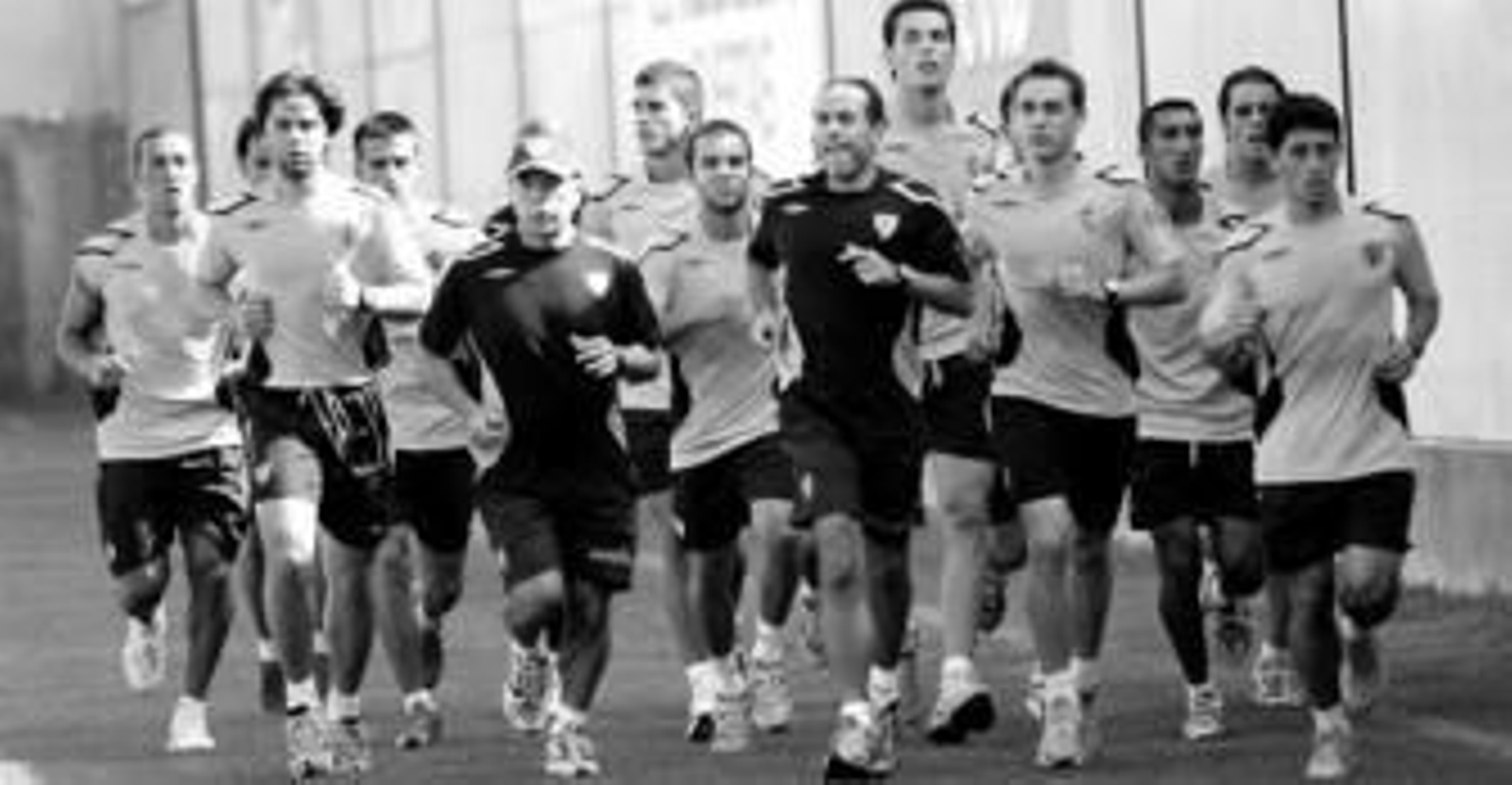 Los jugadores del Málaga, con Antonio Tapia y Enrique Ruiz, en el césped del anexo antes de partir a Benahavís.