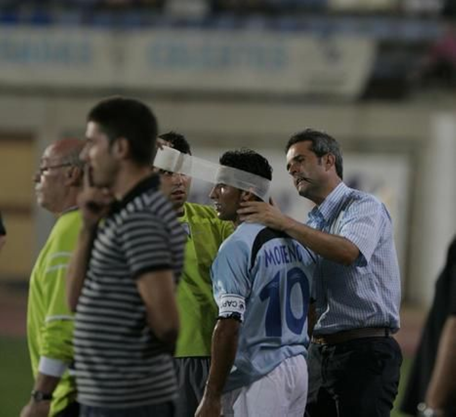 Moreno sufrió un golpe y tuvo que jugar el resto del partido con la cabeza vendada. 

Foto: Javier Alonso
