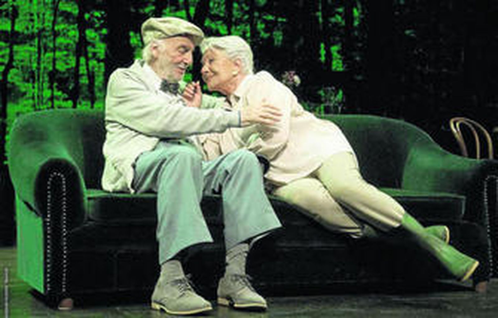 Lola Herrera y Héctor Alterio, en una escena de 'El estanque dorado'.