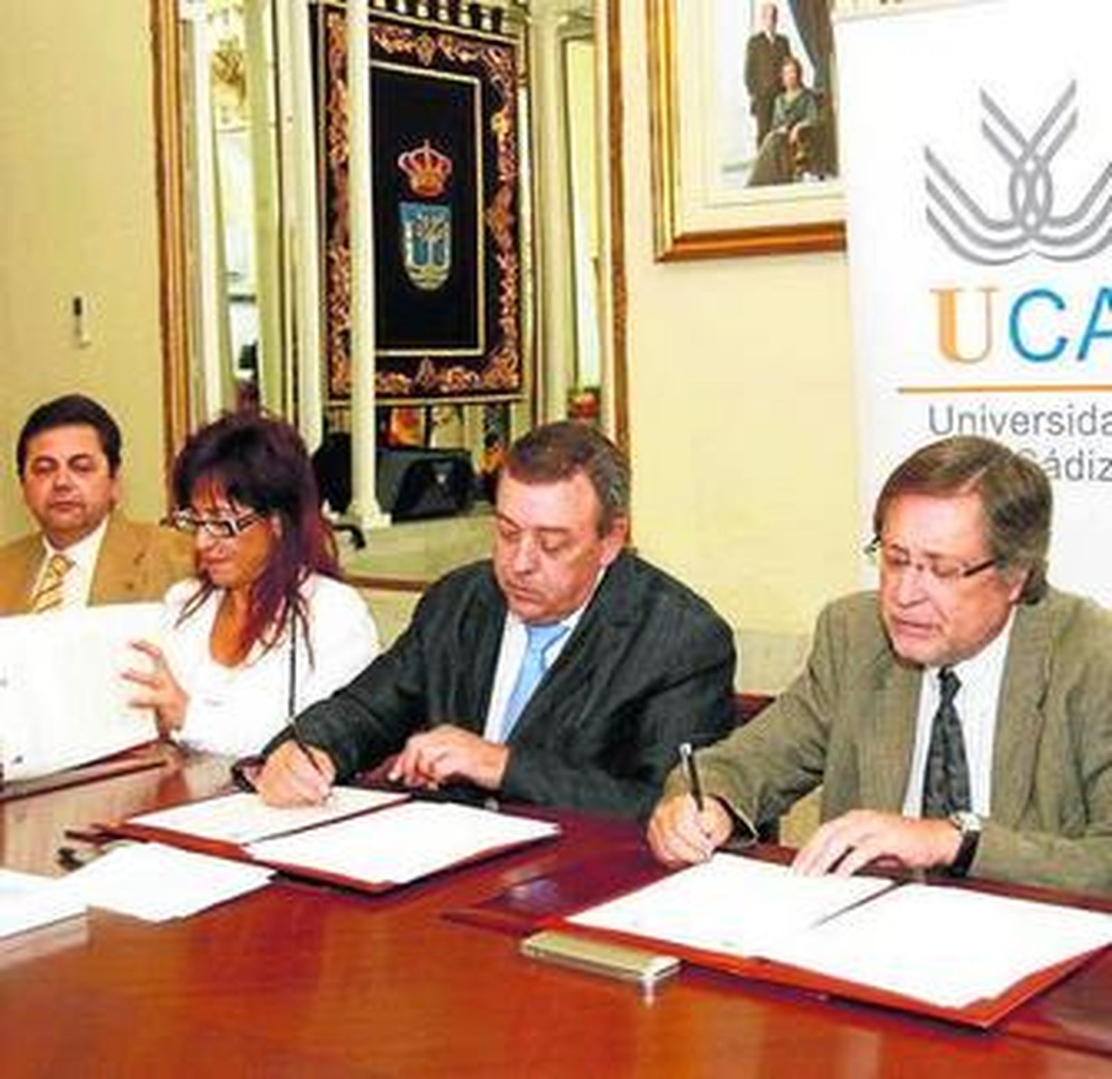 Marisa Dotor, Diego Sales y Antonio Torres firman el convenio.
