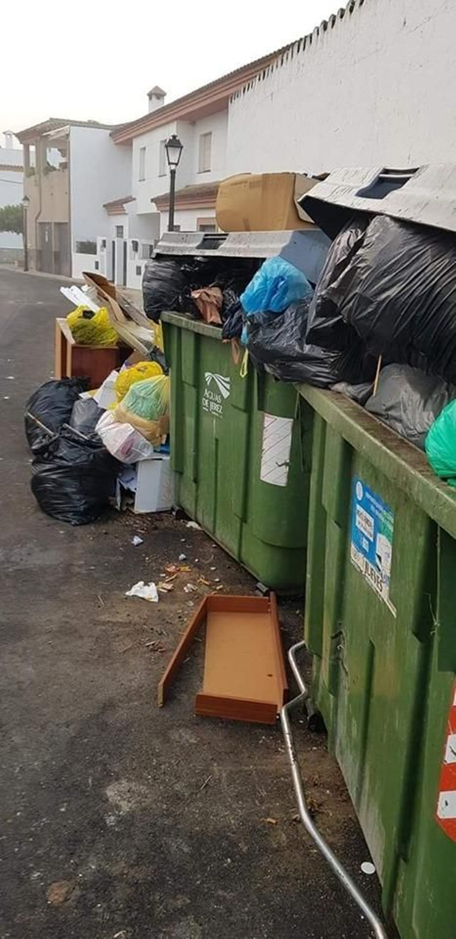 Basura rebosando en los contenedores en una de las imágenes difundida por el alcalde.