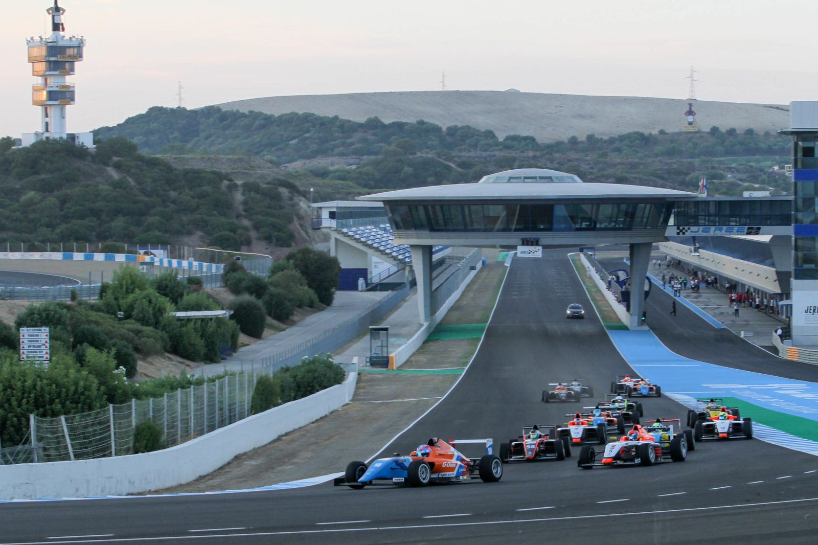 La primera carrera de la Spanish Fórmula 4 se disputó cuando el sol apenas había salido.
