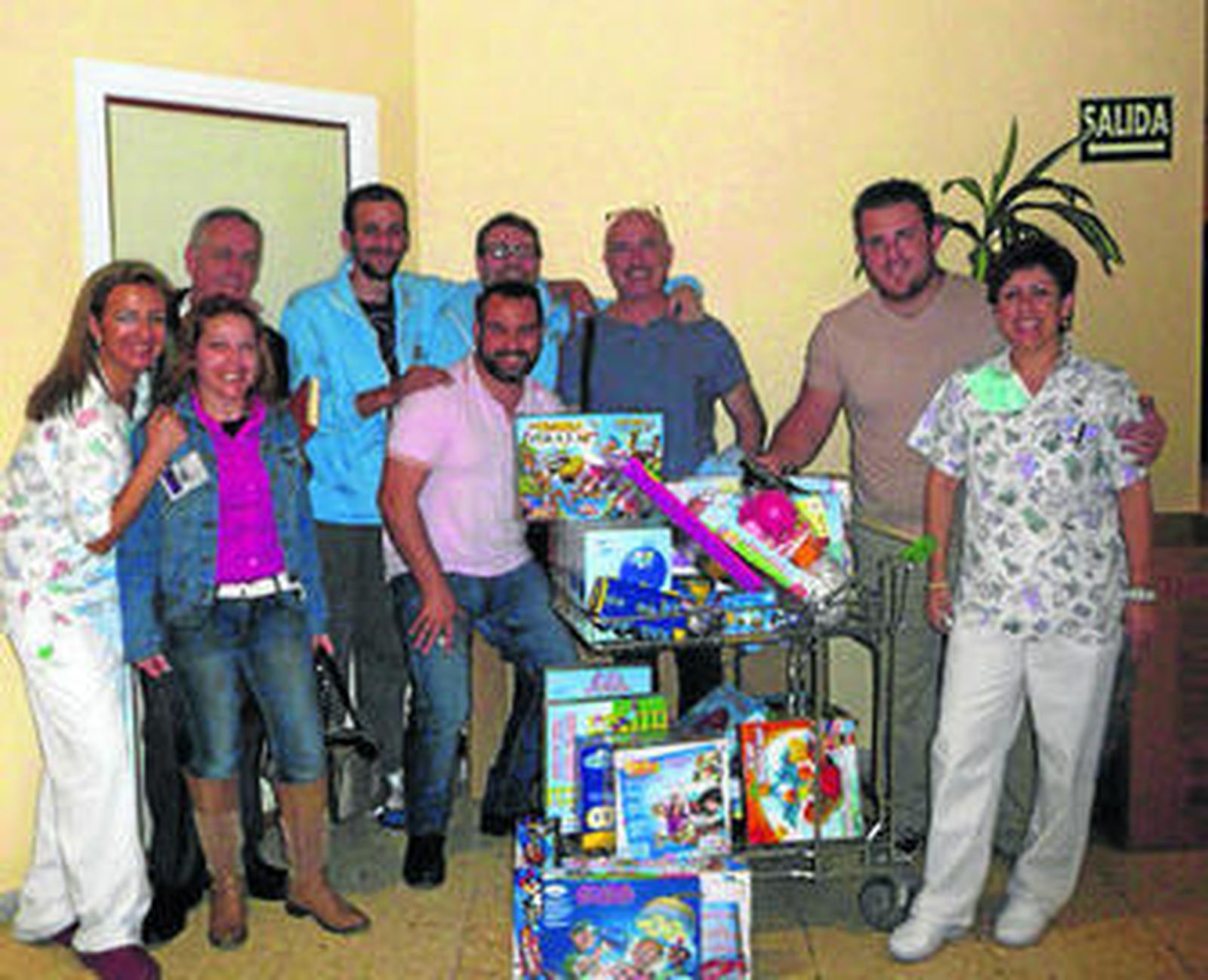 Costaleros y enfermeras en el Aula Hospitalaria del Complejo Hospitalario Torrecárdenas.